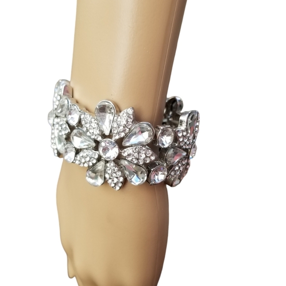VINTAGE SILVERTONE & WHITE RHINESTONE FLOWER DESIGN STRETCH BRACELET - Picture 2 of 6